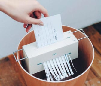 ゴミ箱に取り付けられるコンパクトシュレッダー