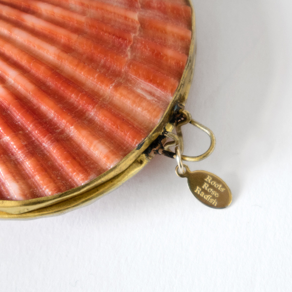 ルーツローズラディッシュ　貝殻の練り香水　シダーウッドミルラ＆クローブ
