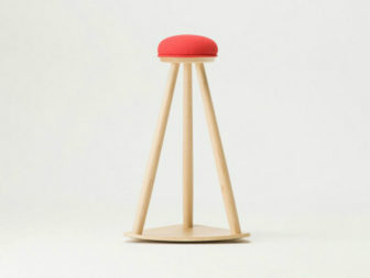 赤い帽子のキッチンスツール