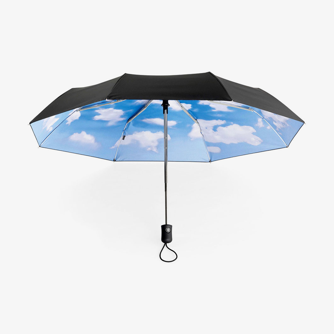 青空を持ち歩く折りたたみ傘 – MoMA スカイアンブレラ 折りたたみ 