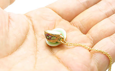 ルイーズ・バカン　カップ＆ソーサー ネックレス